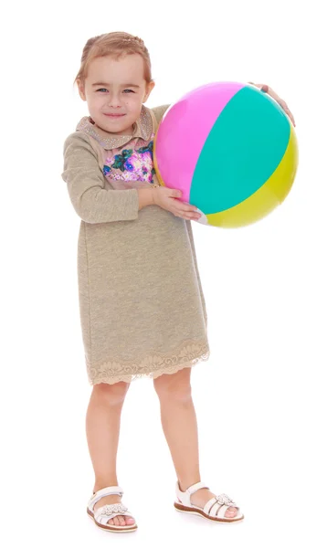 Retrato de una pequeña bola inflable a rayas de empuñadura rubia — Foto de Stock