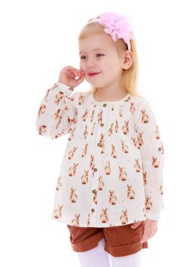 Beyaz bir arka plan üzerinde parlak bir bluz, küçük bir kız