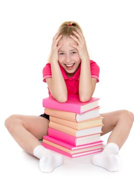 Bir yığın kitap ile oturma ve başını tutan kız