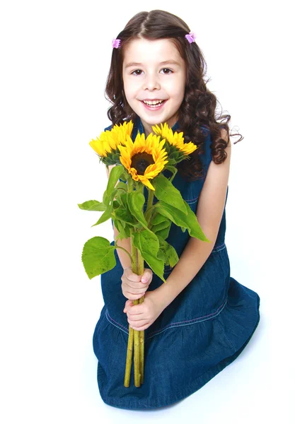 La ragazza dai capelli scuri con un mazzo di girasoli — Foto Stock