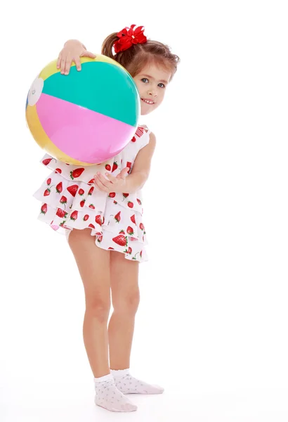 Chica en vestido de verano con una pelota hinchable — Foto de Stock