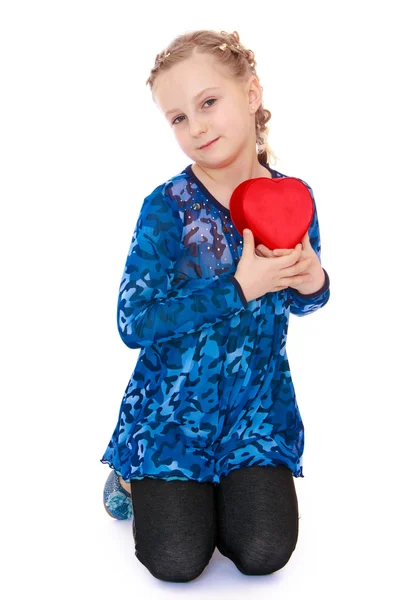 La ragazza con la scatola a forma di cuore — Foto Stock