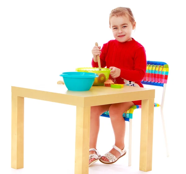 Κορίτσι παίζει, κάθεται στο τραπέζι — Φωτογραφία Αρχείου