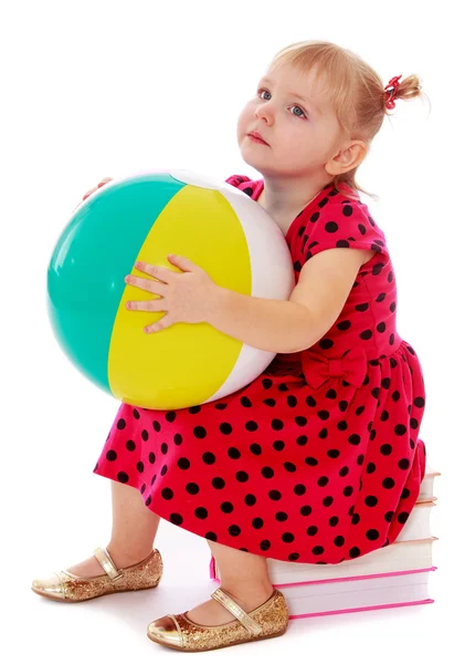 Menina com uma bola saltitante — Fotografia de Stock