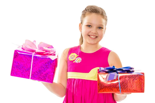 Dívka v růžových šatech drží dary — Stock fotografie