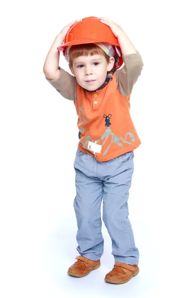 Het kleine jongetje in de bouw helm. — Stockfoto