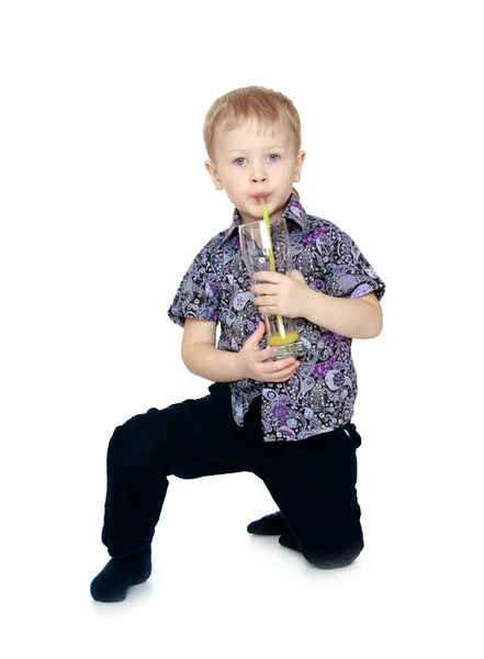 Маленький мальчик со стаканом в руке . — стоковое фото