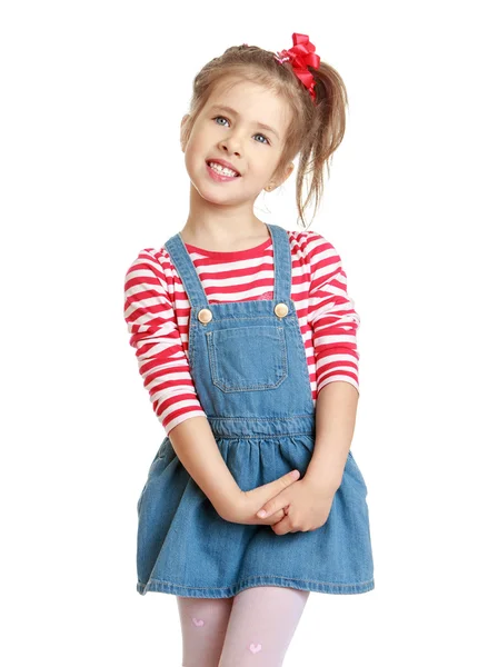 Adorabile bambina bionda in un vestito di denim . — Foto Stock