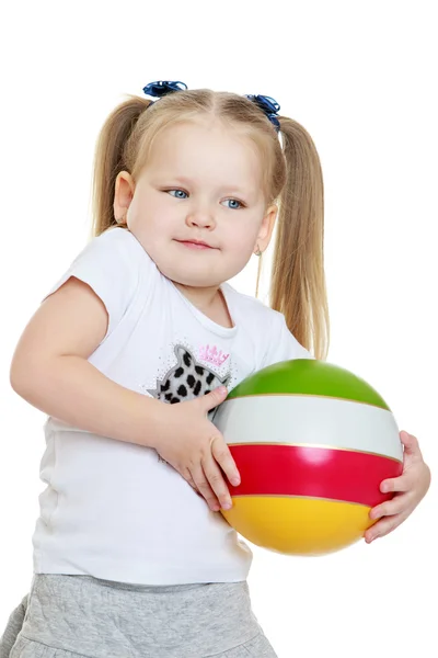 Schöne mollige kleine Mädchen hält einen Ball — Stockfoto