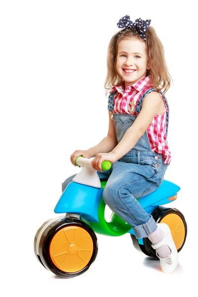 Rindo menina montando uma bicicleta pequena . — Fotografia de Stock