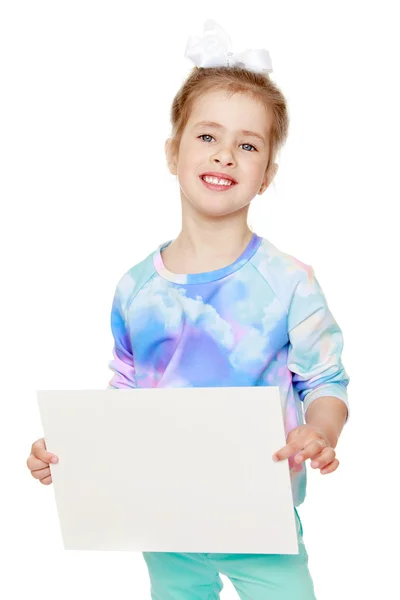 Menina alegre feliz segurando na frente de um cartaz . — Fotografia de Stock