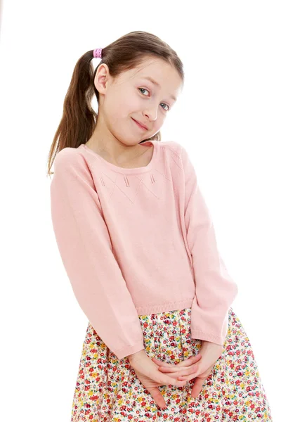 Retrato de menina adorável com cabelo comprido . — Fotografia de Stock