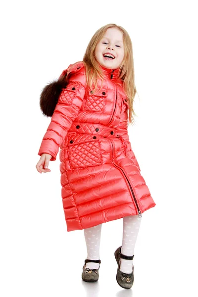 Allegra bambina in un cappotto trapuntato rosso — Foto Stock