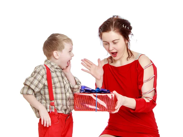 Emotionele moeder en zoon gelukkig gave van — Stockfoto