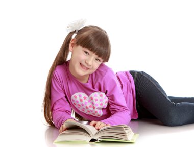 Sevimli kız öğrenci yerde yatarken kitap okuma