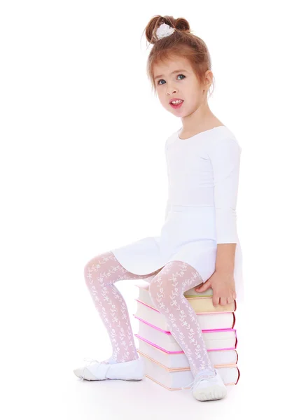 Schattig klein meisje in een witte jurk — Stockfoto