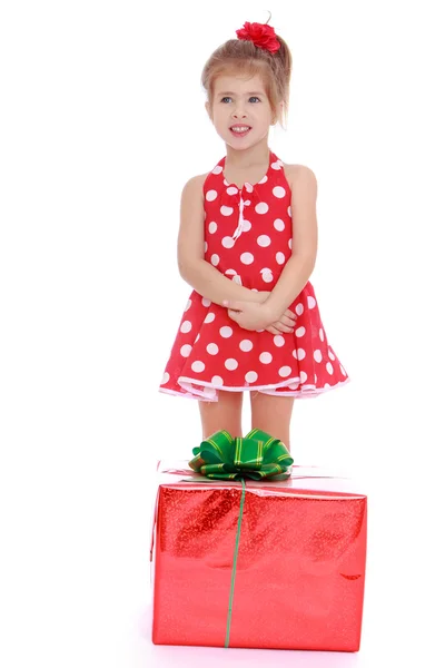 Schattig klein meisje in een rode polka-do — Stockfoto