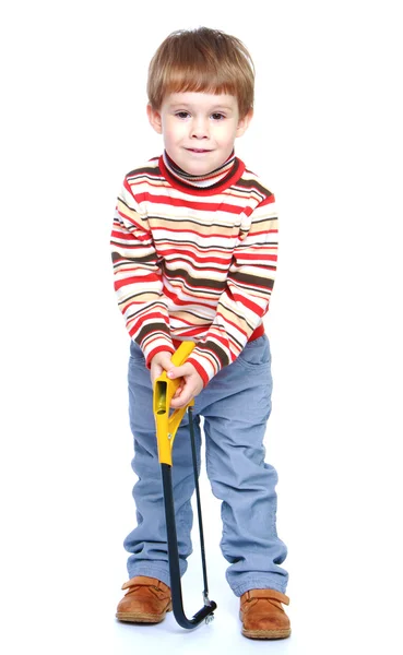 De kleine jongen houdt een ijzerzaag — Stockfoto