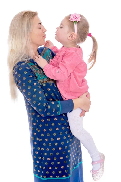 Mamãe está segurando sua filha amada — Fotografia de Stock