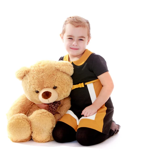 Vacker elegant flicka kramar nallebjörn — Stockfoto