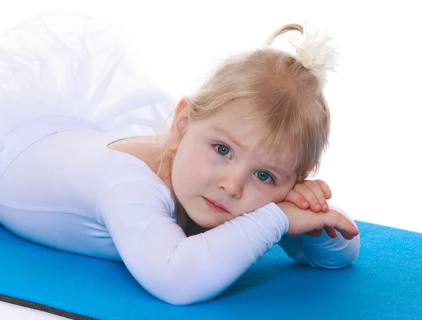 Primo piano vista di una bambina affascinante che si trova sul Mat — Foto Stock