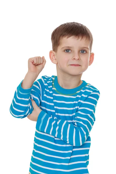 Chłopczyk pokazuje jego biceps — Zdjęcie stockowe