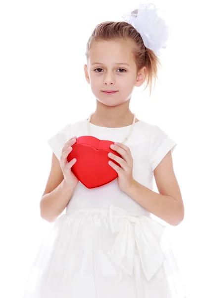 Elegante bambina con una scatola in mano — Foto Stock