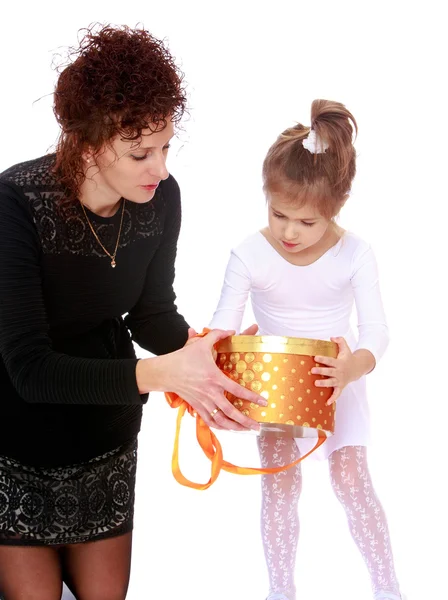 Mom gives daughter a present — Stock Photo, Image