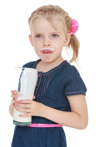 Närbild rolig blonda flickan dricka ur ett glas yoghurt — Stockfoto