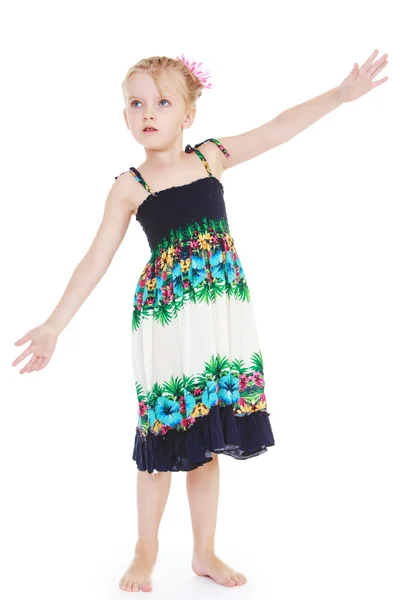 Ξυπόλυτος ξανθιά κοπέλα στο καλοκαίρι φόρεμα, κουνώντας τα χέρια του — Φωτογραφία Αρχείου