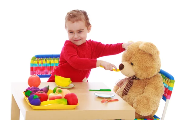 Küçük kız bir oyuncak ayı ile çalış — Stok fotoğraf