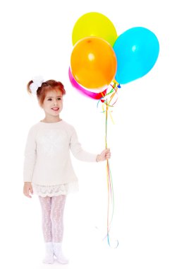 Sevimli küçük kız bir sürü balonlar holding