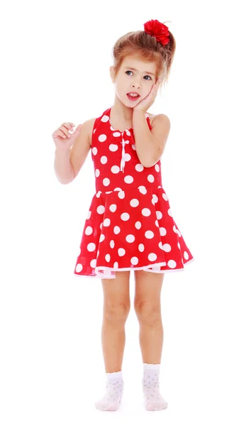 Polka noktalı kırmızı yaz elbiseli güzel küçük kız — Stok fotoğraf