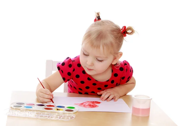 Rubia niña dibuja pinturas de mesa ahora — Foto de Stock