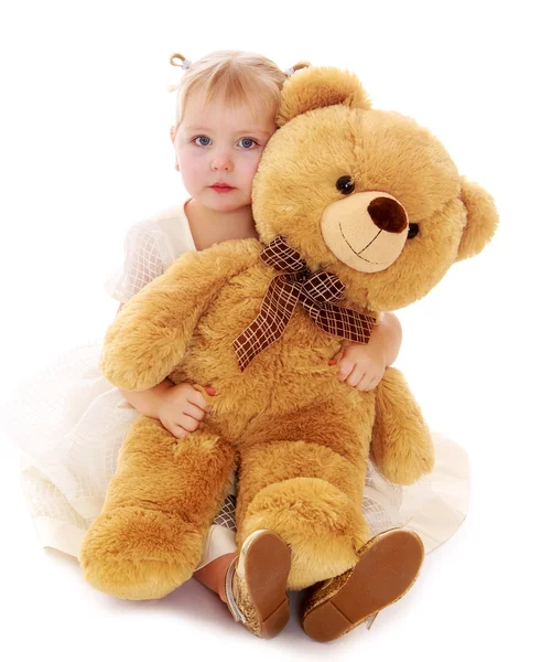 Caucasiano menina abraçando um grande ursinho de pelúcia — Fotografia de Stock