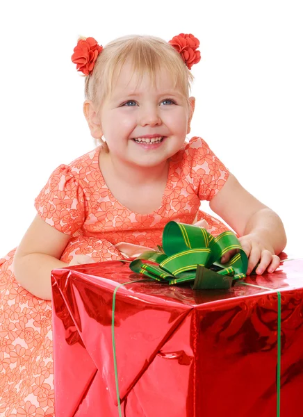 Primo piano di una bambina sorridente intorno grande regalo — Foto Stock