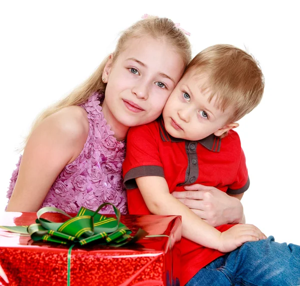 Nahaufnahme blond bruder und schwester umarmen — Stockfoto