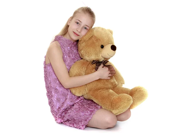 Rubia adolescente chica abrazando un gran oso de peluche —  Fotos de Stock