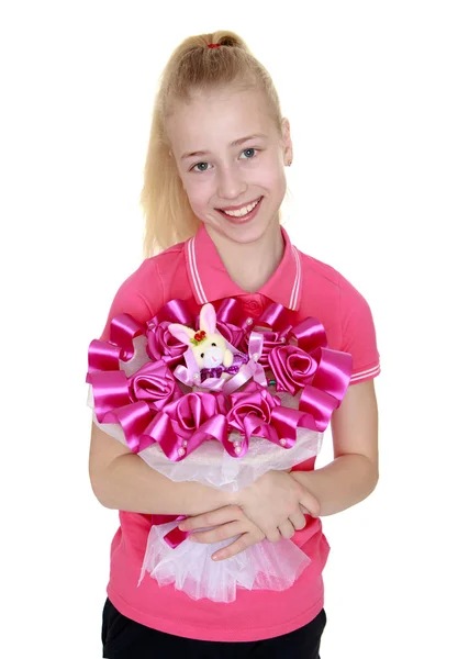 Krásná blondýna usmívající se dívka s kyticí — Stock fotografie