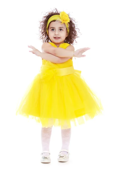 Linda menina de cabelos escuros em um vestido amarelo na moda e — Fotografia de Stock