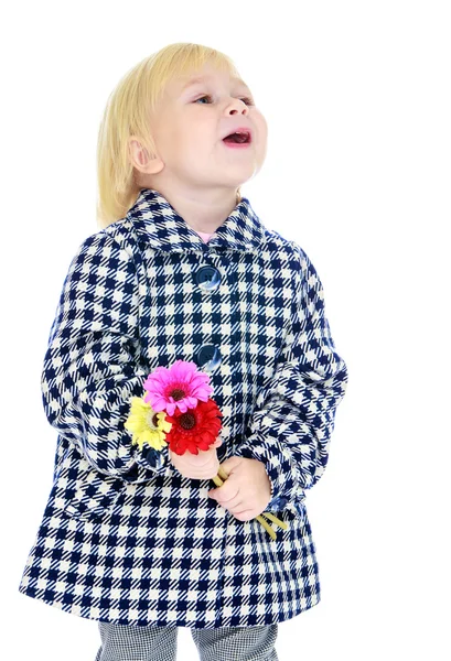 Stylovým blonďatá holčička v kostkovaný kabát — Stock fotografie