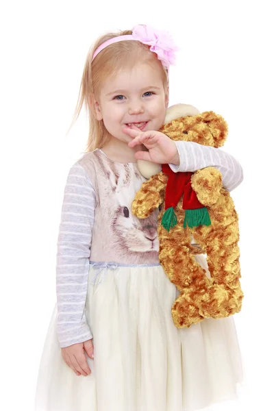 Портрет маленькой блондинки, которая обнимает любимую игрушку крупным планом — стоковое фото