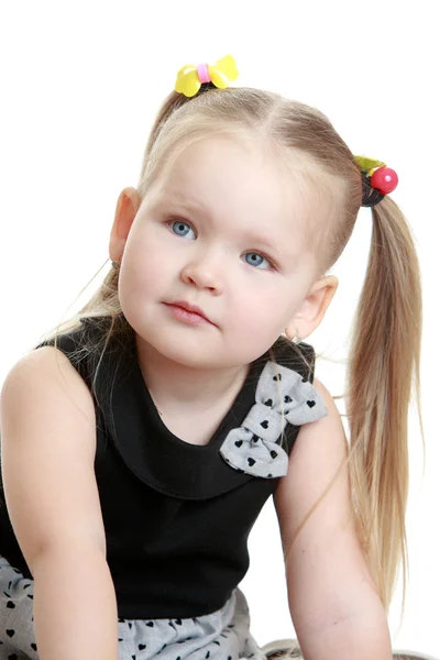 Entzückende mollige kleine Mädchen mit langen Schwänzen auf dem Kopf, in der Nähe- — Stockfoto