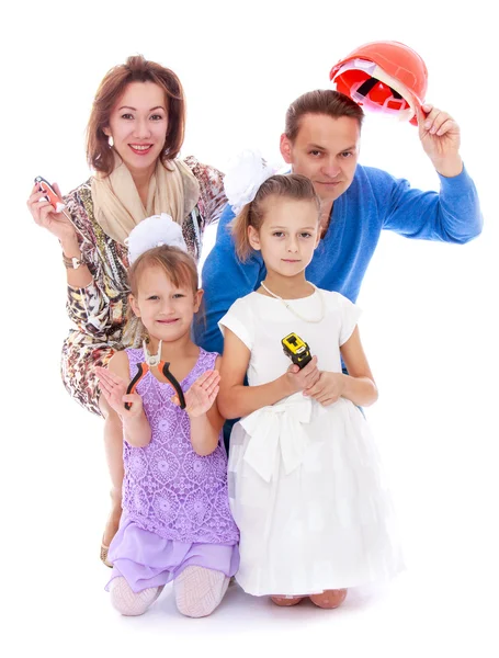 Humorystyczny portret rodziny mama tata i dwie urocze córki są — Zdjęcie stockowe