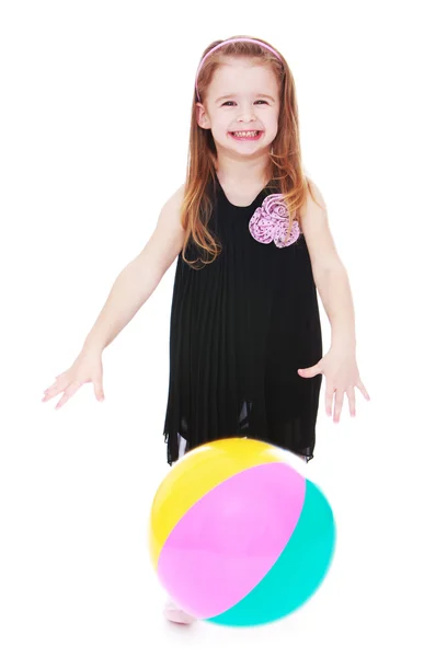 Komik kız top oynarken — Stok fotoğraf