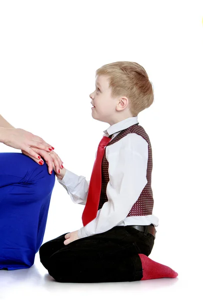 Stylish little boy on his knees admires her mother — Stock Photo, Image