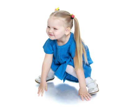 Tombul küçük kız uzun Sarı kuyruklu üzerinden kalkar