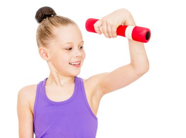 Kız atlet yükseltir el dumbbell ve onun pazı seyir.