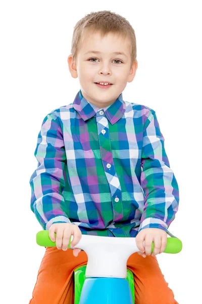 美しい小さな白人少年は、自転車に乗ってクローズ アップ — ストック写真