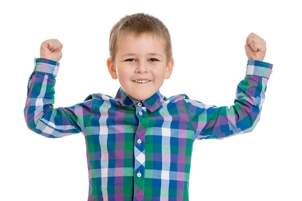 Позитивный маленький мальчик в клетчатой рубашке поднял руки вверх, закрыл — стоковое фото